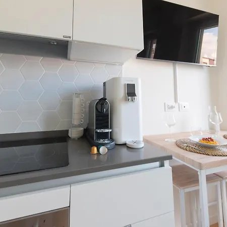 Modern & Stylish Near Isola & Station Apartman *