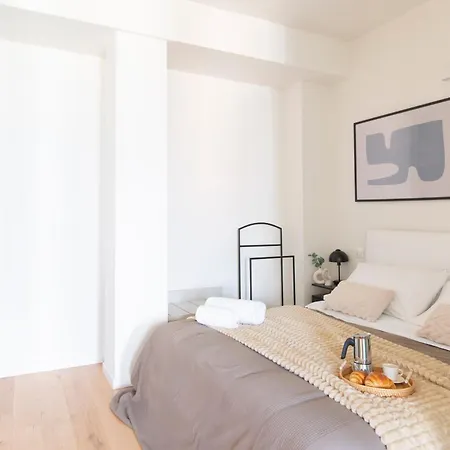 Modern & Stylish Near Isola & Station 公寓